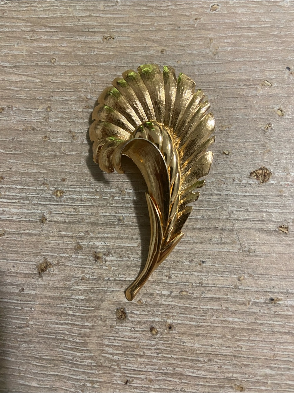 Vintage Gold-Tone Feather Brooch Pin Elegant Costume Jewelry